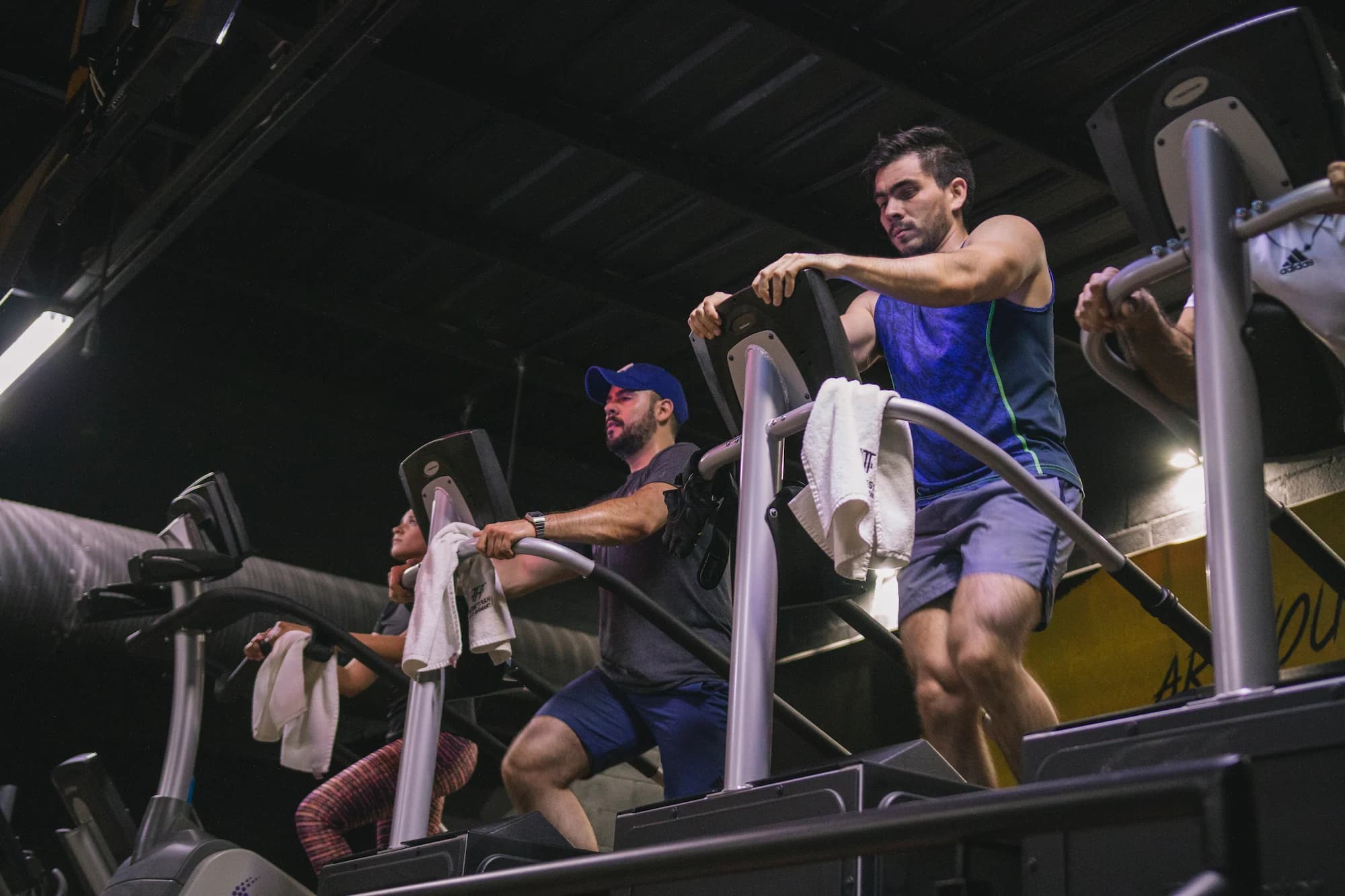 Área cardiovascular con caminadoras y elípticas